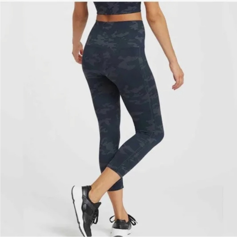 SPANX Cropped Lamn Leggings Womens Size XS Black Camo NWT - Picture 2 of 5